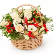 Корзина цветов со сладостями для любимой бабушки