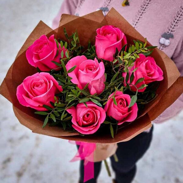 Букет 7 розовых роз в крафте