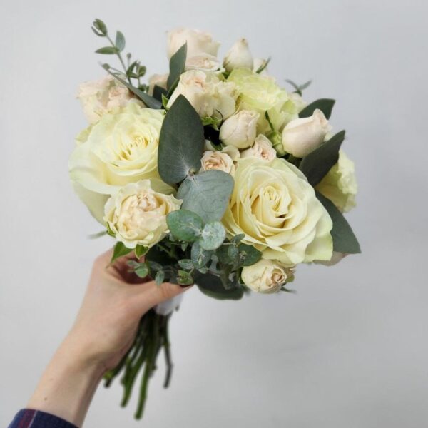 Букет невесты с кустовыми розами и эвкалиптом