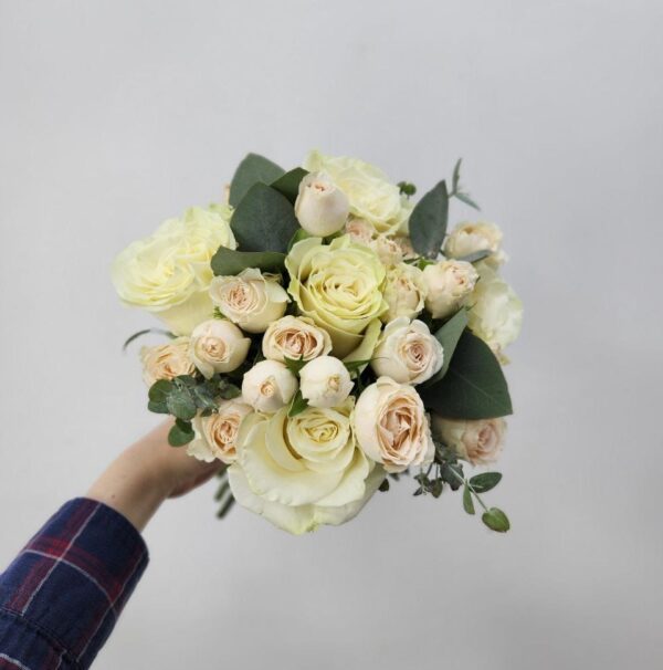 Букет невесты с кустовыми розами и эвкалиптом