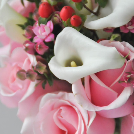 Букет невесты в розовых тонах с каллами