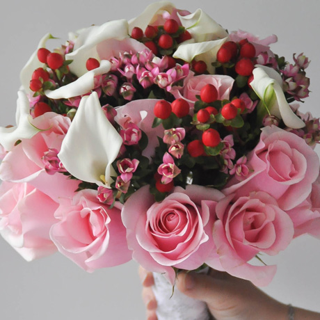 Букет невесты в розовых тонах с каллами