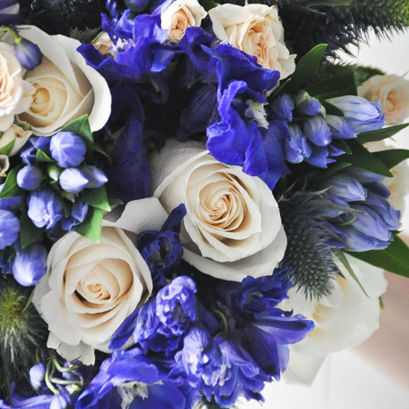 Букет невесты в сине-кремовой гамме