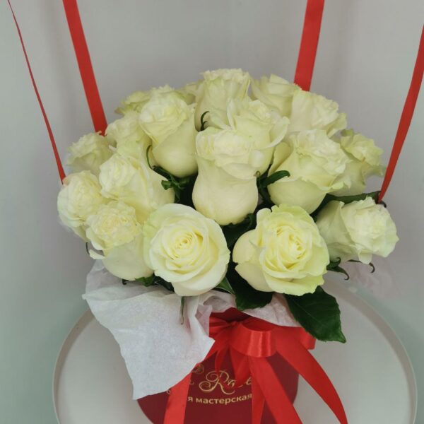 Шляпная коробка 25 роз с шаром Бабблс