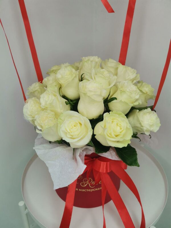Шляпная коробка 25 роз с шаром Бабблс