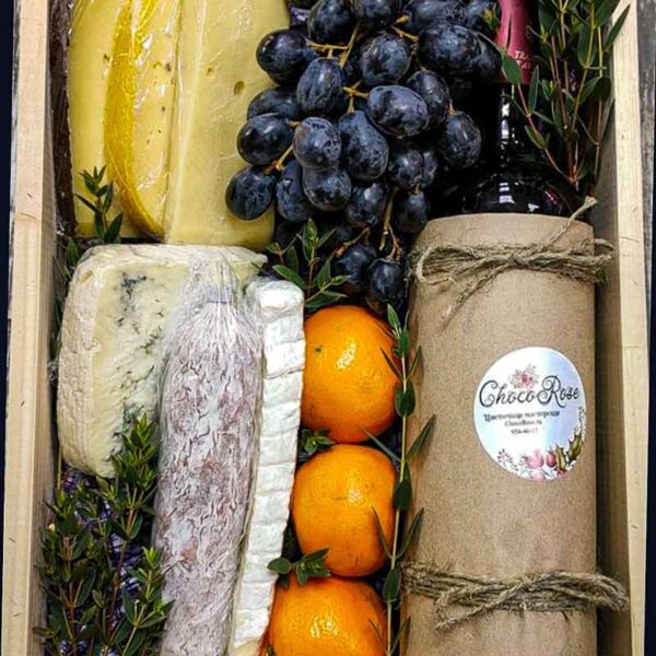 Ящик с виноградом и сыром