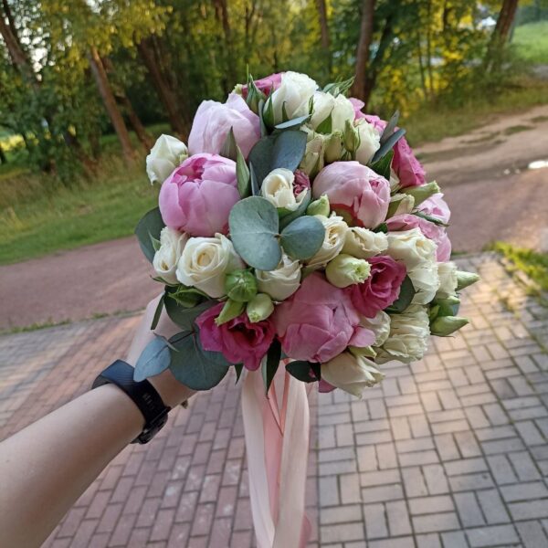 Свадебный букет с пионами,эустомой и кустовой розой