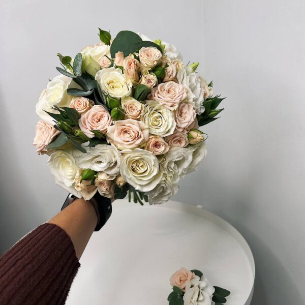 Свадебный букет с кустовой розой и эустомой