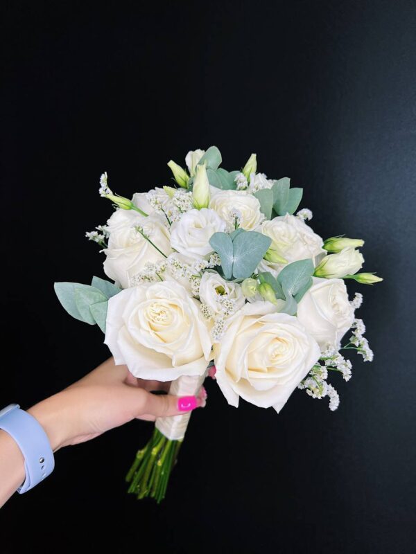 Букет невесты с пионовидными розами и лимониумом