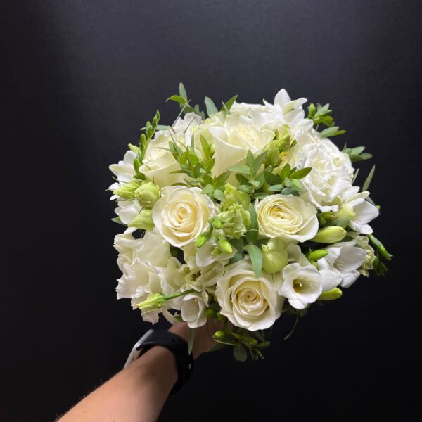 Букет невесты с розами,эустомой и фрезией