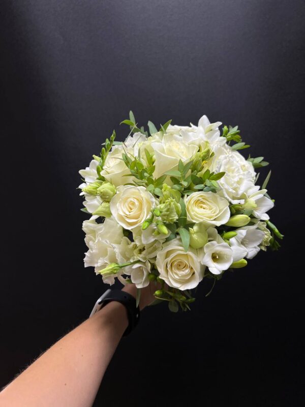 Букет невесты с розами и фрезией