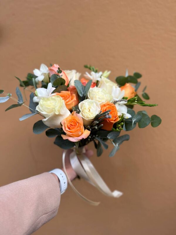 Букет невесты с розами и эвкалиптом