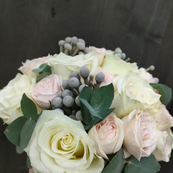 Свадебный букет с розами и брунией