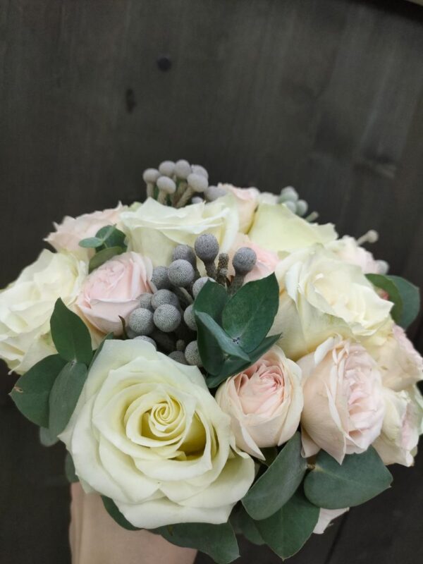 Букет невесты с розами и брунией