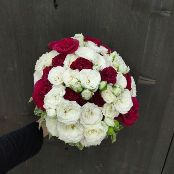 Букет невесты в красно-белом цвете