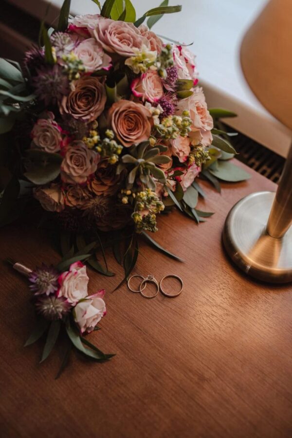 Букет невесты с эхеверией и пионовидными розами