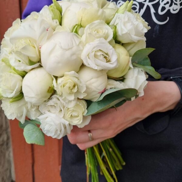 Букет невесты с пионами и розами
