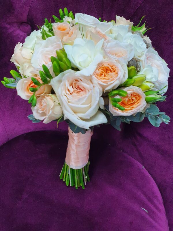 Букет невесты с пионовидными розами и фрезией