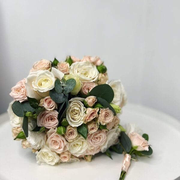 Свадебный букет с кустовой розой и эустомой