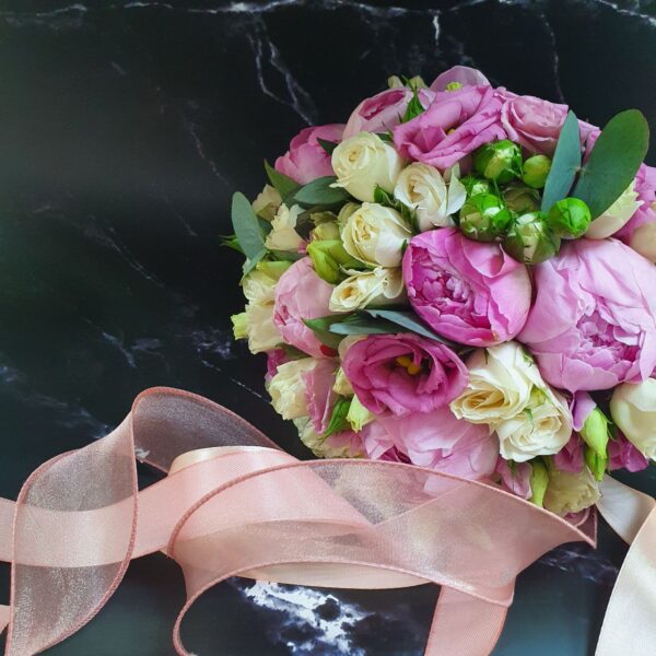 Свадебный букет с пионами,эустомой и кустовой розой