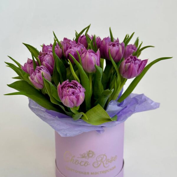 Махровые тюльпаны в шляпной коробке