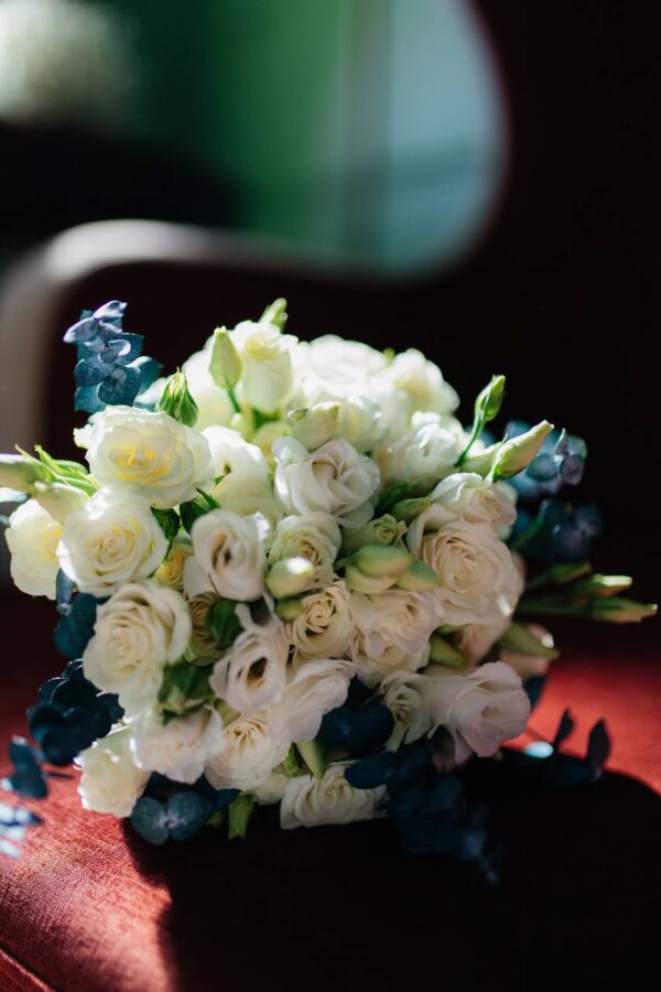Букт невесты с кустовой розой и лизиантусом