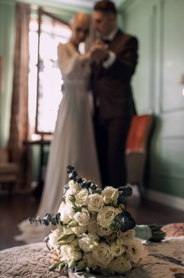 Букт невесты с кустовой розой и лизиантусом