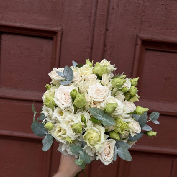 Букет невесты из кустовой розы и лизиантуса