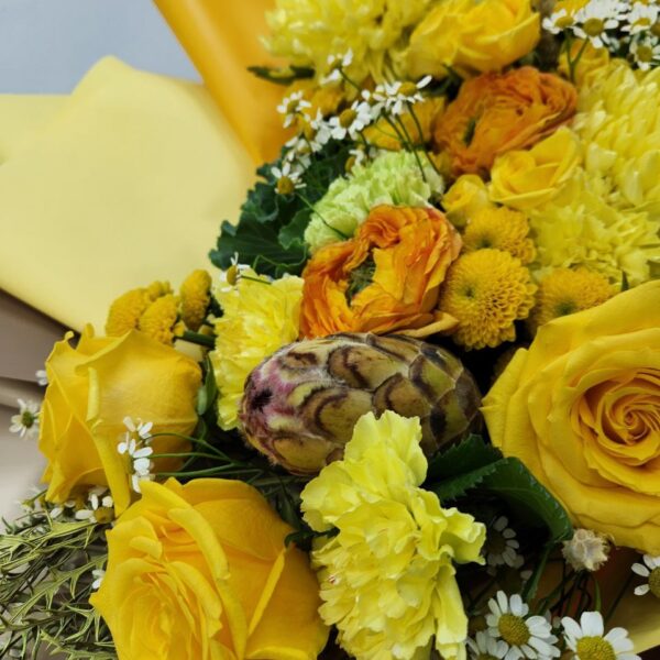 Авторский букет в ярком жёлтом цвете