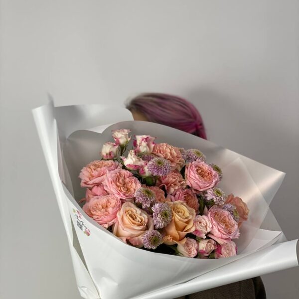 Букет с пионовидными розами и хризантемой