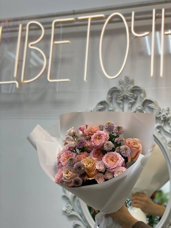 Букет с пионовидными розами и хризантемой