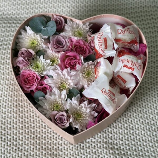 Коробочка - сердце с конфетами Raffaello