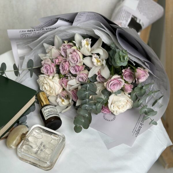 Сборный букет "Нежность" с орхидеями и пионовидной розой