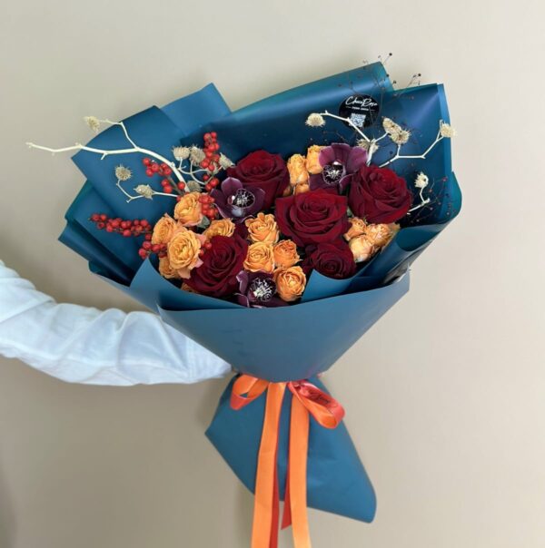 Сборный букет "Пламенный взгляд" с орхидеей и розами