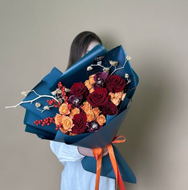 Сборный букет "Пламенный взгляд" с орхидеей и розами