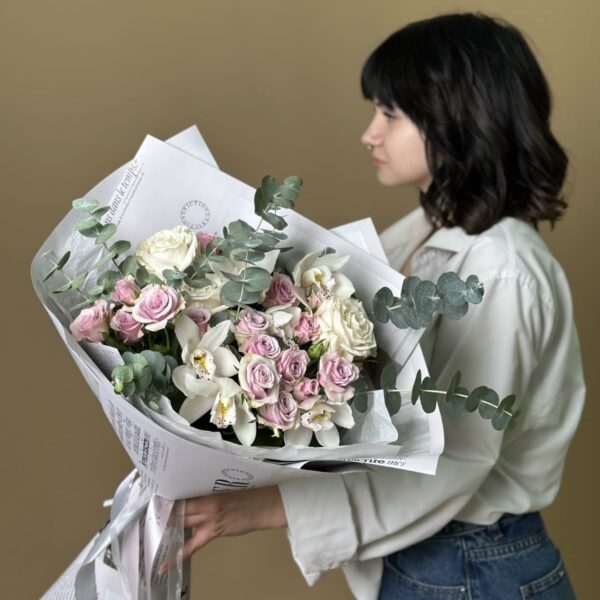 Сборный букет с орхидеями и пионовидной розой