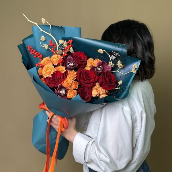 Сборный букет с орхидеей и розами