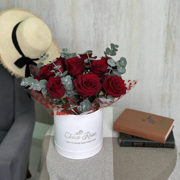 Коробка из роз и эвкалипта