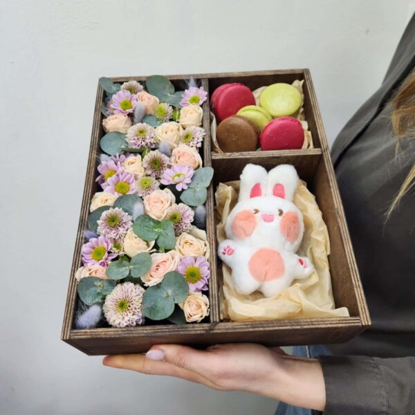 Сборный ящик с макарунсами, цветами и игрушкой