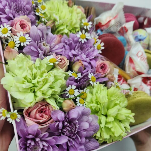 Сборная коробочка "Сладкоежка" со сладостями и цветами