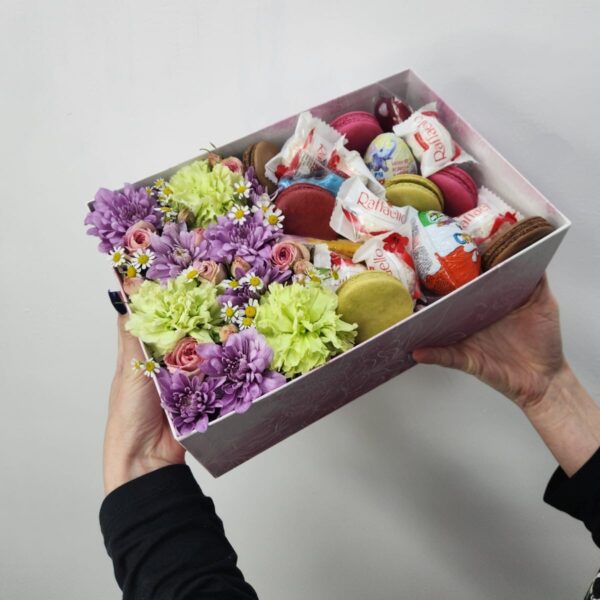 Сборная коробочка "Сладкоежка" со сладостями и цветами