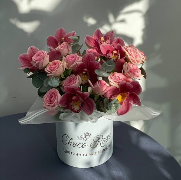 Коробочка "Мармелад" с орхидеями и кустовыми розами