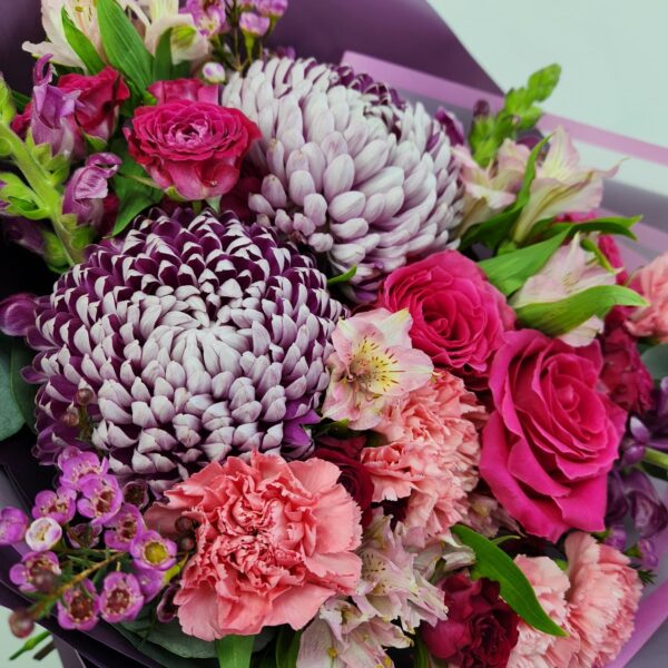 Букет "Пурпурное облако" с одноголовыми хризантемами и розами