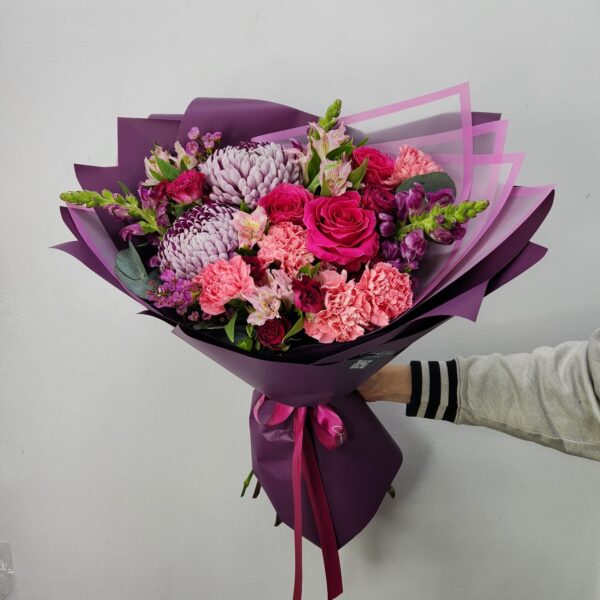Букет "Пурпурное облако" с одноголовыми хризантемами и розами