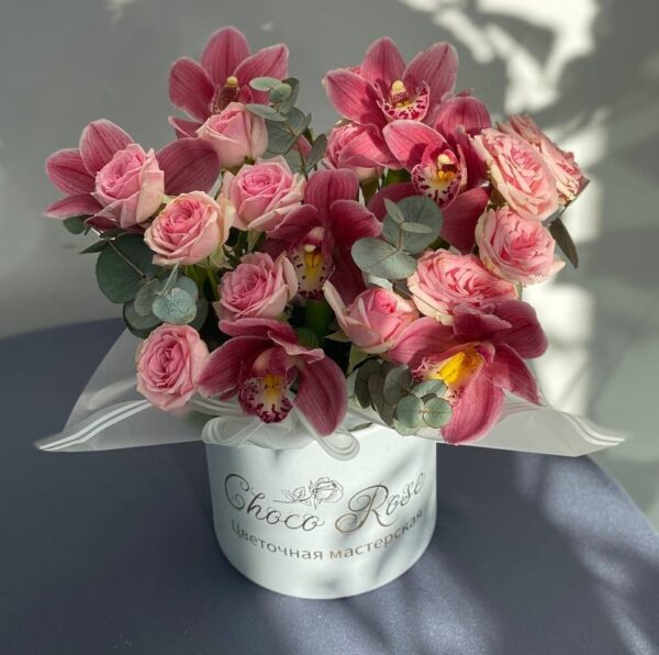 Коробочка "Мармелад" с орхидеями и кустовыми розами