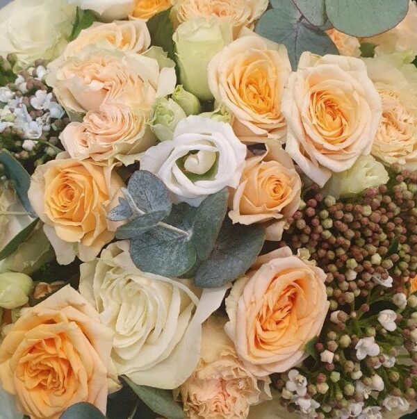 Букет невесты из роз и вибурнума