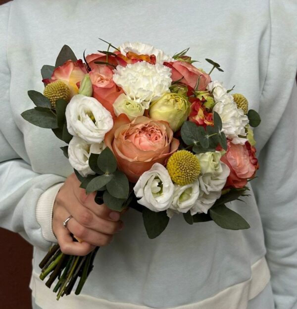 Букет невесты из пионовидных роз и краспедии