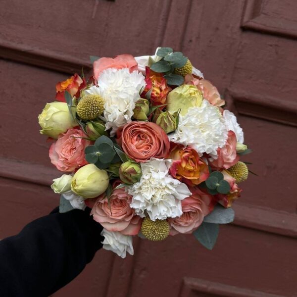 Букет невесты из пионовидных роз и краспедии