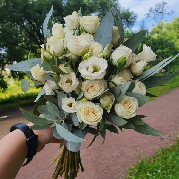 Букет невесты с лизиантусом и кустовой розой