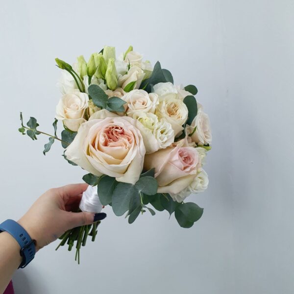 Букет невесты с кустовыми и одноголовыми розами
